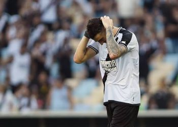 Confusão ocorre na chegada de Vasco ao hotel em Fortaleza