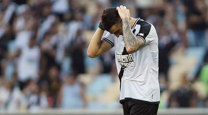 Confusão ocorre na chegada de Vasco ao hotel em Fortaleza