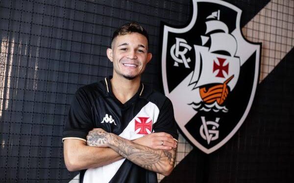 Distante de Gabriel Pec e perdendo espaço para jovem de 17 anos; Adson não consegue render no Vasco por problema já esperado