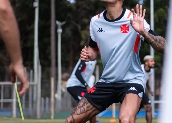 João Victor deve ganhar outra chance no time titular do Vasco