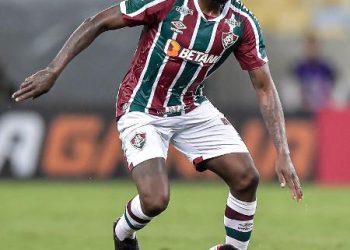 Zagueiro do Fluminense admite que bola bateu no braço