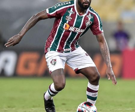 Zagueiro do Fluminense admite que bola bateu no braço