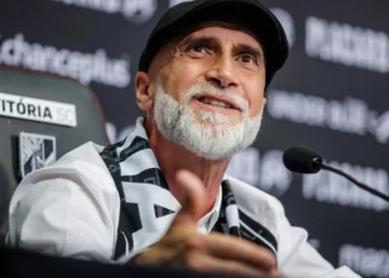 Dirigente abre o jogo sobre Álvaro Pacheco no Vasco