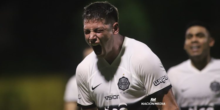 Emprestado pelo Vasco, Capasso vem recebendo muitas críticas no Olimpia