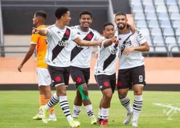 Vasco anuncia três reforços para a base