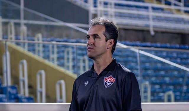 Técnico do Vitória abre o jogo sobre possível interesse do Vasco