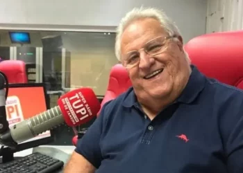 Torcedora do Vasco vai até a sede do Flamengo para se despedir de Apolinho