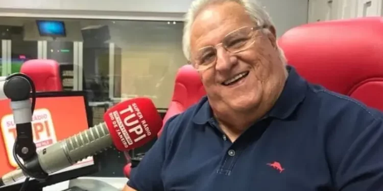 Torcedora do Vasco vai até a sede do Flamengo para se despedir de Apolinho