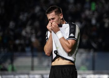 Com golaços de crias da base, Vasco goleia o São Paulo e abandona o Z4