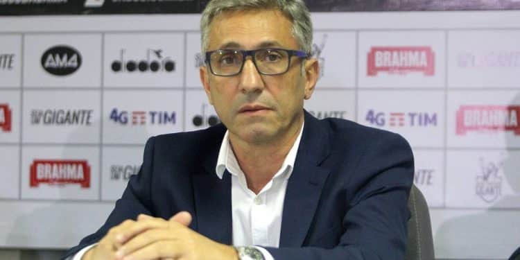 Ex-presidente do clube fechou contratos e realizou operações que foram consideradas prejudiciais ao CRVG