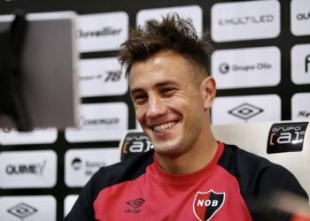 Lateral-direito treina com Coutinho e pode entrar na mira do Vasco