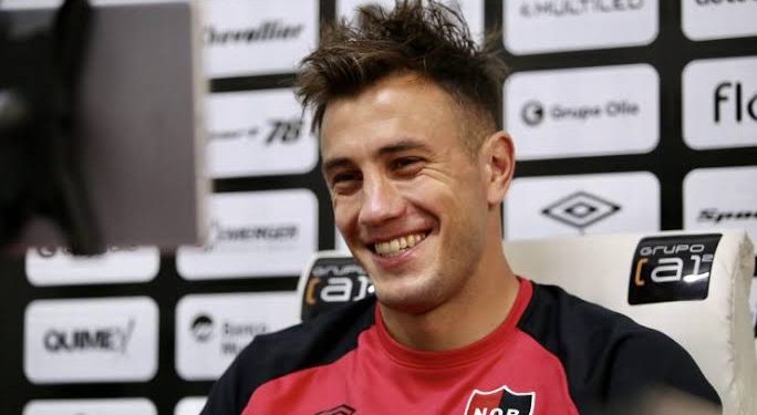 Lateral-direito treina com Coutinho e pode entrar na mira do Vasco