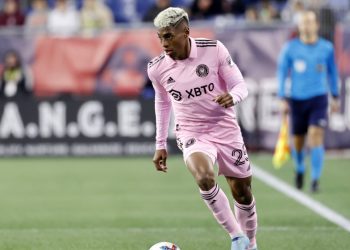 Quem é melhor? Veja números de Emerson Rodriguez em comparação com pontas do Vasco