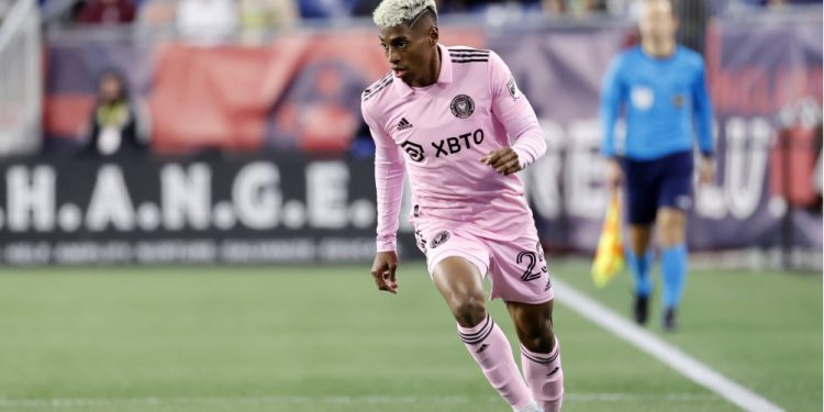 Quem é melhor? Veja números de Emerson Rodriguez em comparação com pontas do Vasco