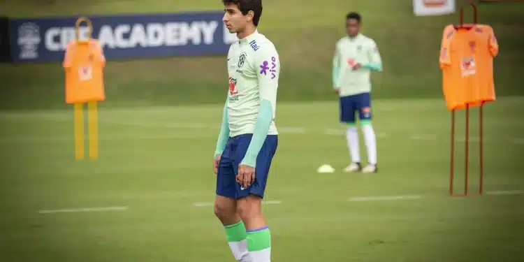 Promessa do Vasco, JP volta da seleção sub-20 em busca de espaço na equipe