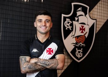 Ele jogou no sacrifício, chamou a responsabilidade e ganhou o apoio da torcida do Vasco