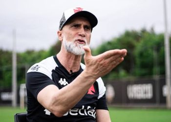 Vasco enfrenta Juventude pressionado por primeira vitória de Álvaro Pacheco