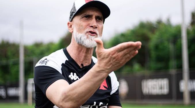 Vasco enfrenta Juventude pressionado por primeira vitória de Álvaro Pacheco