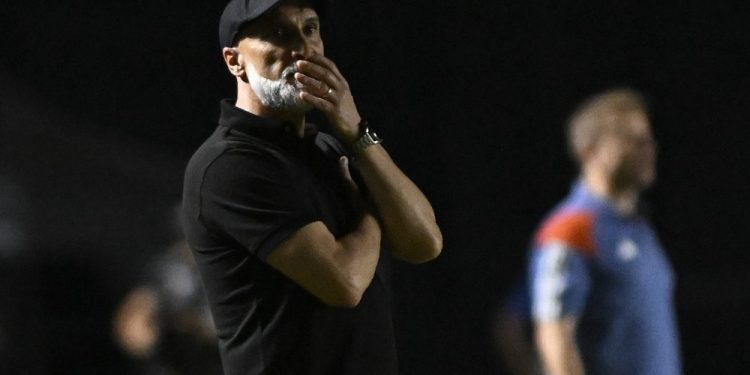 Eleito um dos piores técnicos do Vasco fecha com novo clube