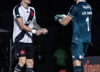 Força Jovem do Vasco exige faixa de capitão para Vegetti ou Léo Jardim