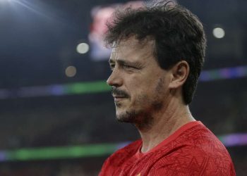 Vasco sonda situação de Fernando Diniz