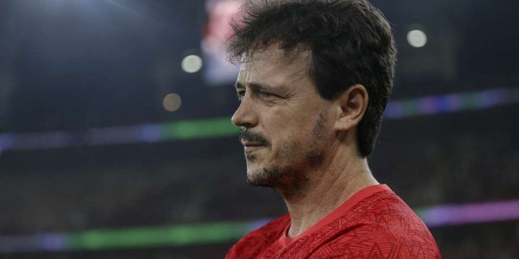 Vasco sonda situação de Fernando Diniz