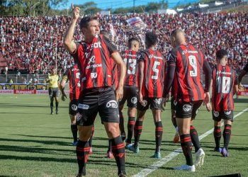 Vitória surpreende e contrata atacante ex-Vasco