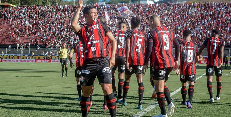 Vitória surpreende e contrata atacante ex-Vasco