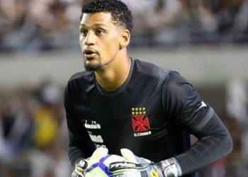 Emprestado pelo Vasco, goleiro Alexander comete falha bizarra; confira