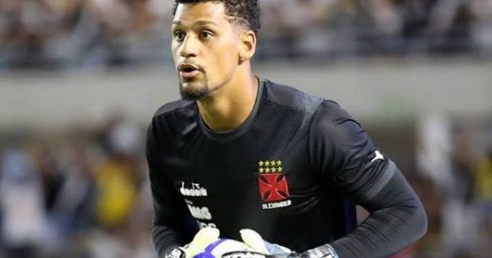 Emprestado pelo Vasco, goleiro Alexander comete falha bizarra; confira