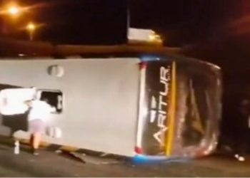 Ônibus com vascaínos de Colatina-ES tomba em Macaé; ferimentos foram leves