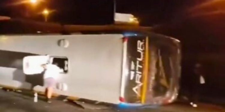 Ônibus com vascaínos de Colatina-ES tomba em Macaé; ferimentos foram leves