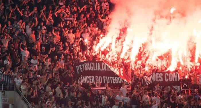 Torcida do Corinthians acredita que ex-Vasco pode salvar o clube