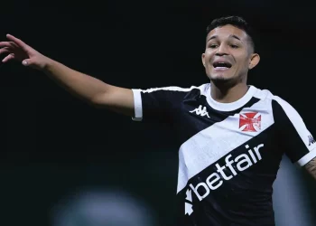 Adson está perto de voltar a jogar pelo Vasco? Veja possível data