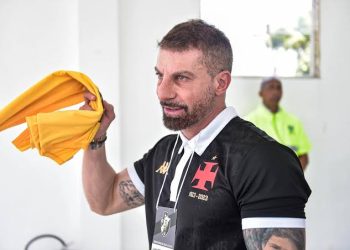 Vasco surpreende e entra em contato com dois jogadores que atuam na Europa