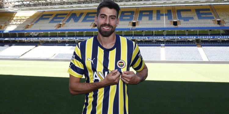 Vasco tem interesse em Luan Peres? Confira