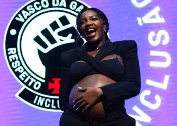 Torcida do Vasco viraliza após xingar ex de Iza