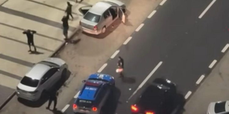 Torcida do Vasco não deixa jogadores do Athletico-PR dormirem