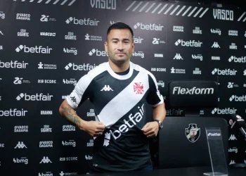 Vasco apresenta novo atacante