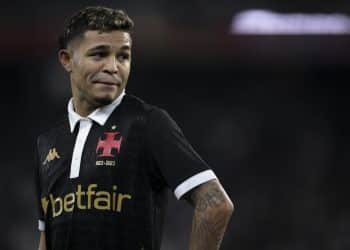 Vasco: confira quanto tempo Adson desfalcará o time