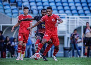 Vasco contrata três destaques e reforça sua base