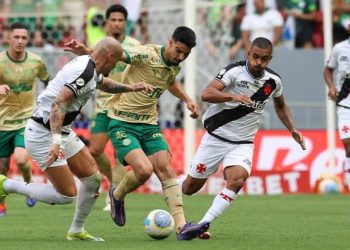 Jogador criticado pela torcida do Vasco faz boa partida e ganha elogios
