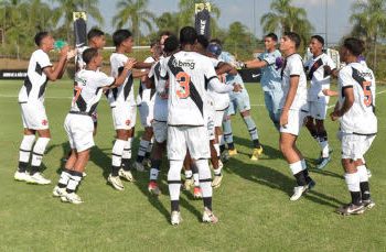 Vasco acerta mais três contratações para a base