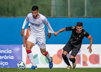 Ex-zagueiro do Vasco estreia com vitória em Portugal