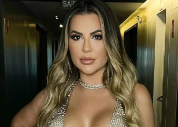 Narrador faz brincadeira com situação de Deolane Bezerra durante jogo do Vasco