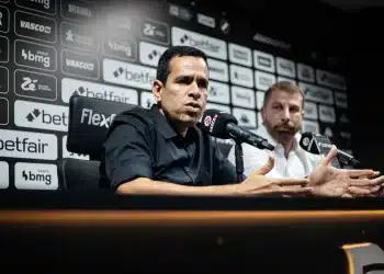 Vasco não contrata zagueiro e jornalistas criticam