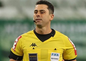 Dor de cabeça? Árbitro de Atlético-MG x Vasco já prejudicou equipe vascaína