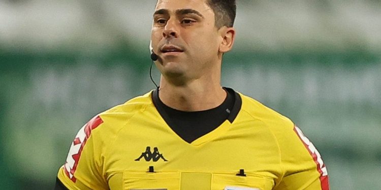 Dor de cabeça? Árbitro de Atlético-MG x Vasco já prejudicou equipe vascaína