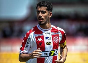 Vasco contrata ex-Flamengo e torcida critica