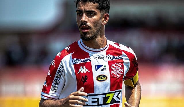 Vasco contrata ex-Flamengo e torcida critica